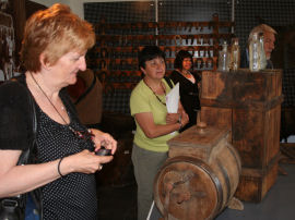 Liliana e allievi nel Museo (40496 bytes)
